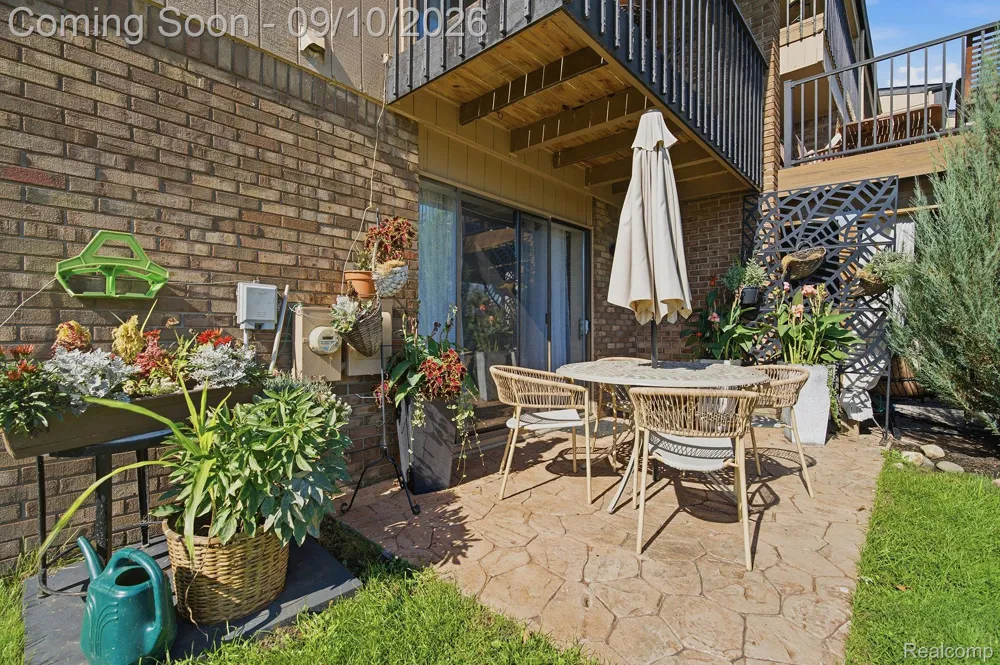988 Golfview Court Rochester Hills City, MI 48307