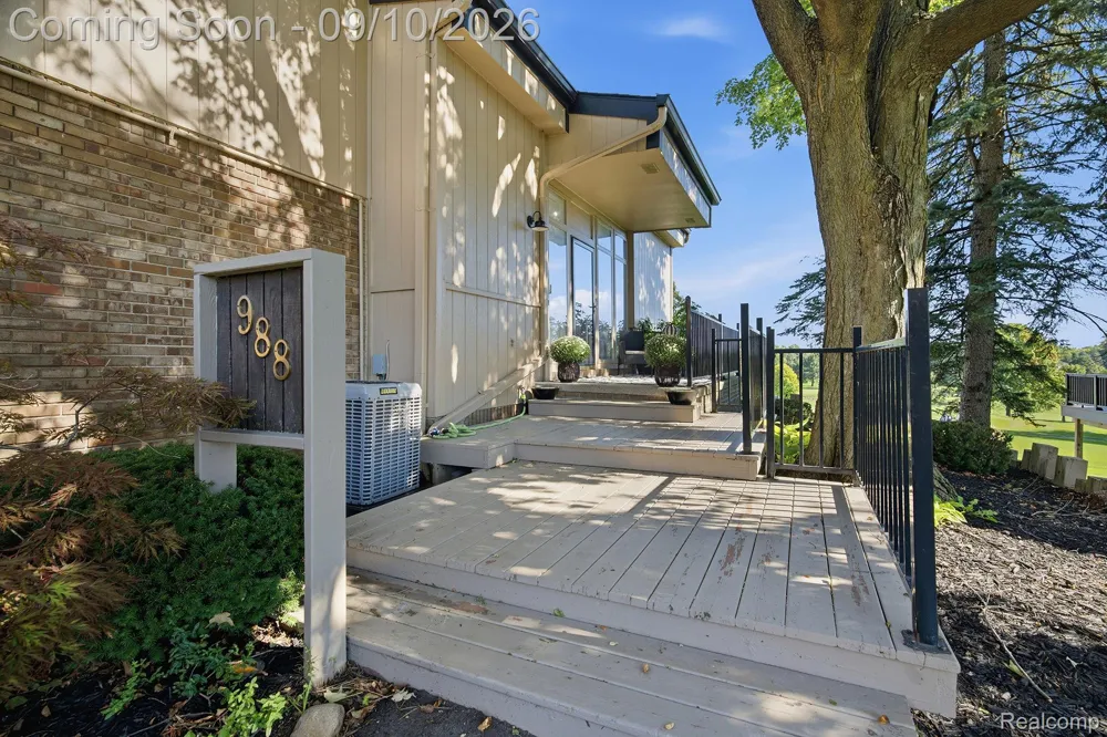 988 Golfview Court Rochester Hills City, MI 48307