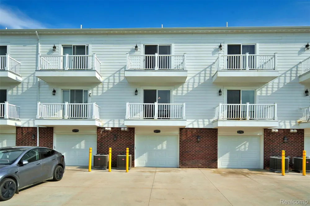 53773 Champlain Macomb Township, MI 48042