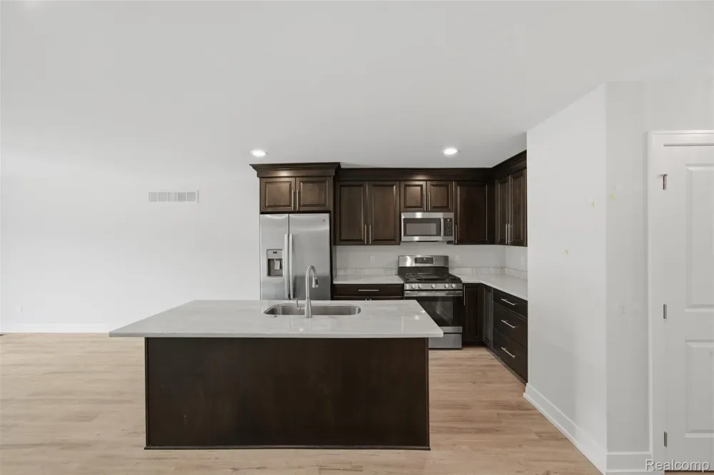 53773 Champlain Macomb Township, MI 48042