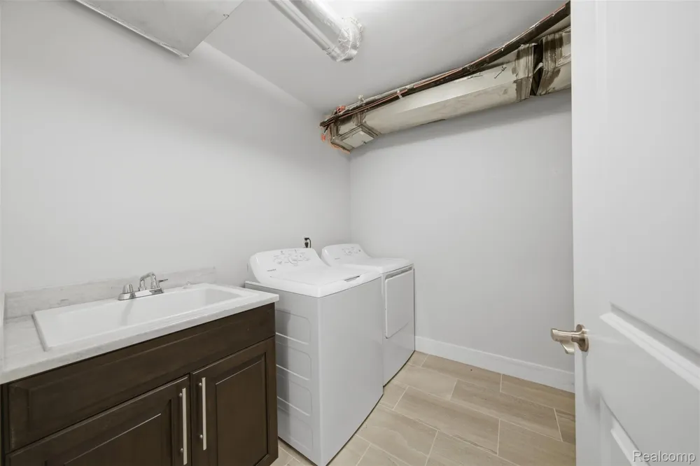 53773 Champlain Macomb Township, MI 48042
