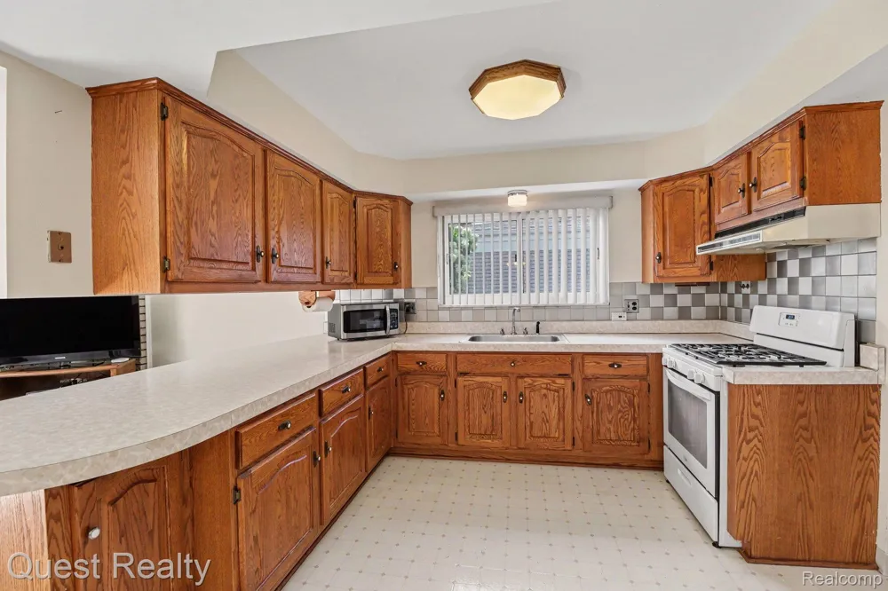 3450 Shampo Drive Warren City, MI 48092