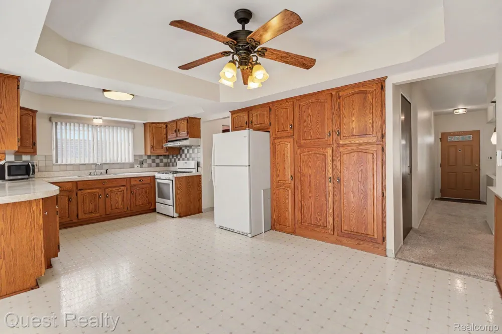3450 Shampo Drive Warren City, MI 48092