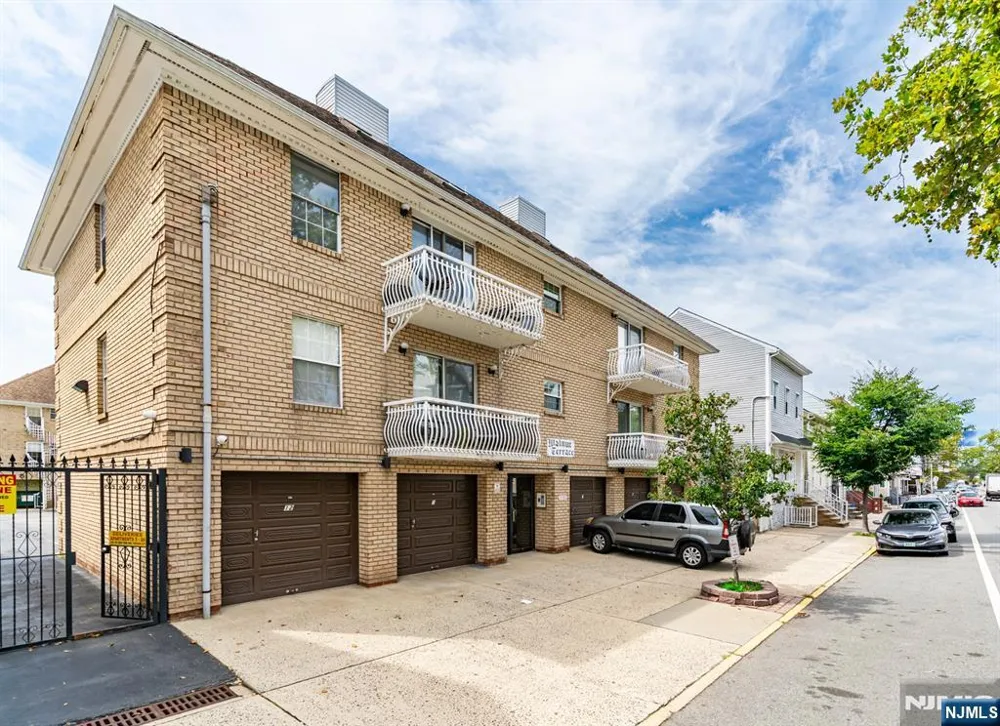 272 Walnut Street 5D Newark, NJ 07105
