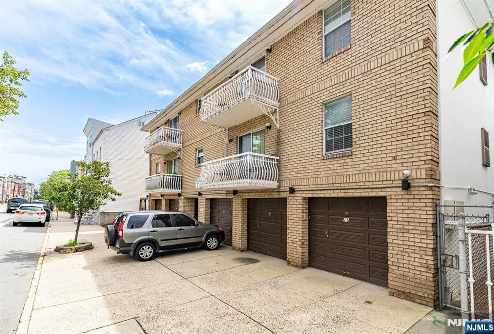 272 Walnut Street 5D Newark, NJ 07105