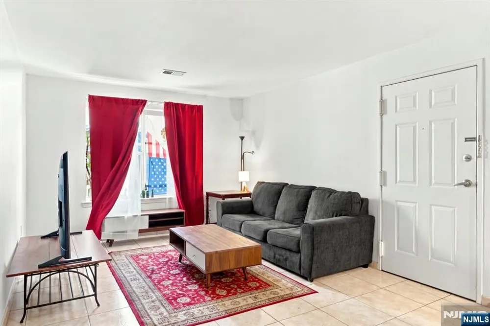 272 Walnut Street 5D Newark, NJ 07105