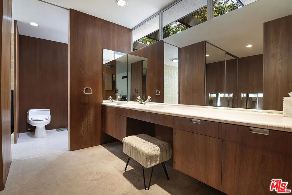 5000 Queen Victoria Road Woodland Hills, CA 91364