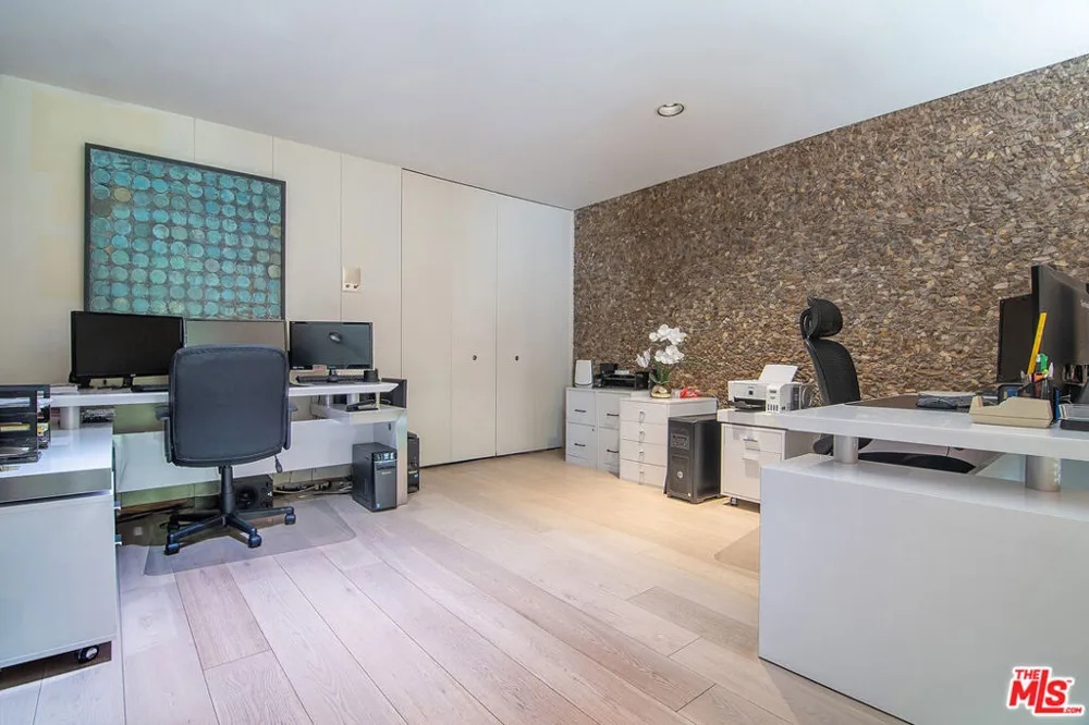 5000 Queen Victoria Road Woodland Hills, CA 91364