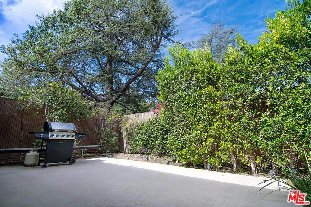 5000 Queen Victoria Road Woodland Hills, CA 91364