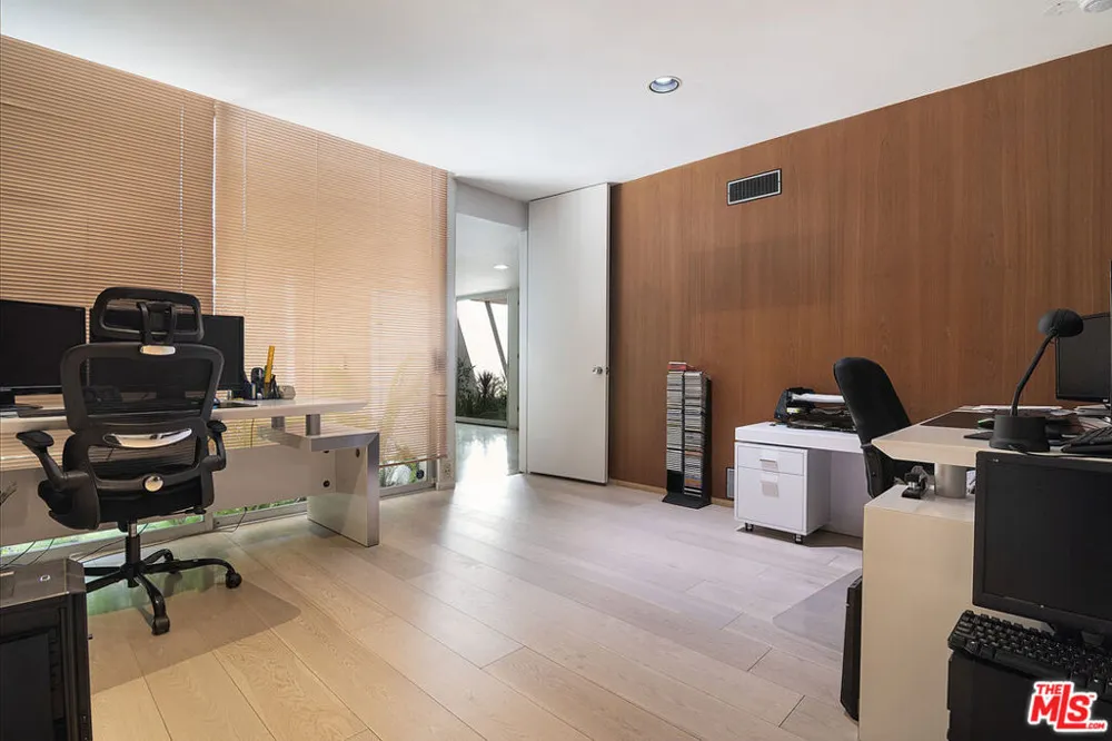 5000 Queen Victoria Road Woodland Hills, CA 91364