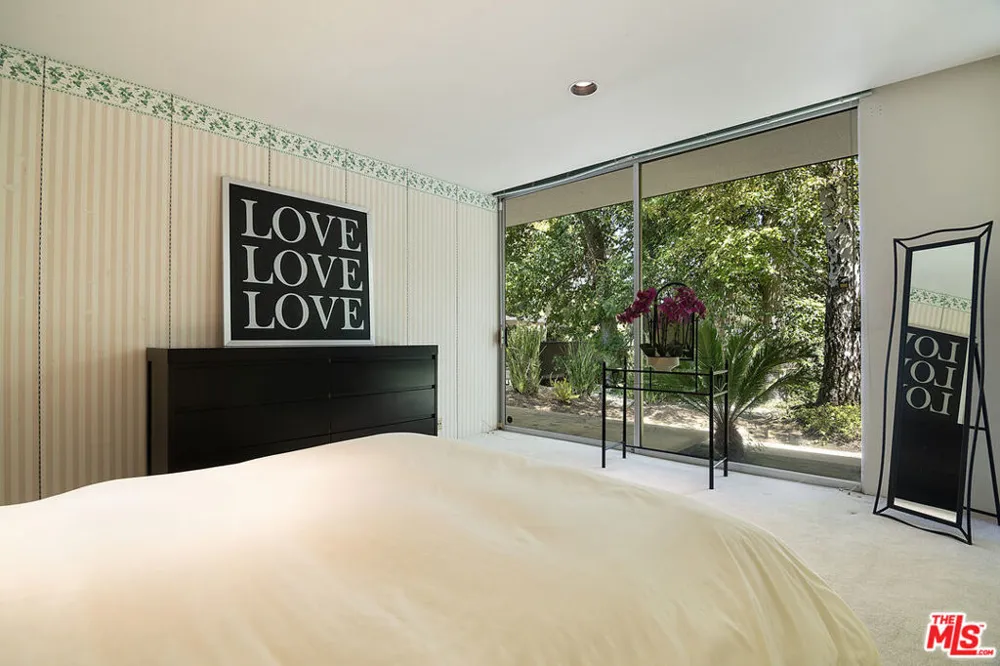 5000 Queen Victoria Road Woodland Hills, CA 91364