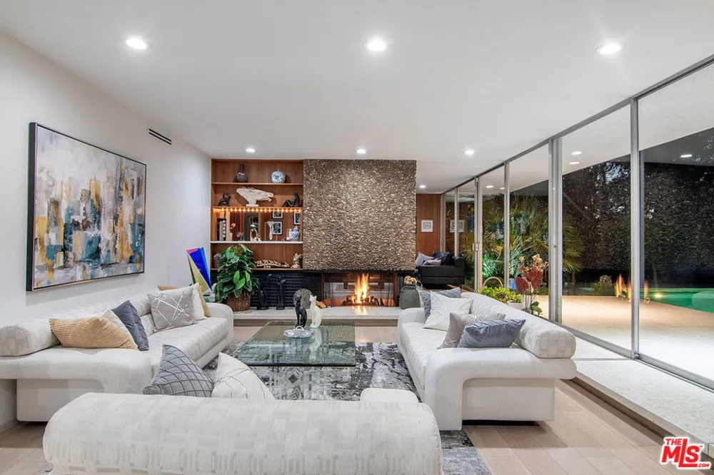 5000 Queen Victoria Road Woodland Hills, CA 91364
