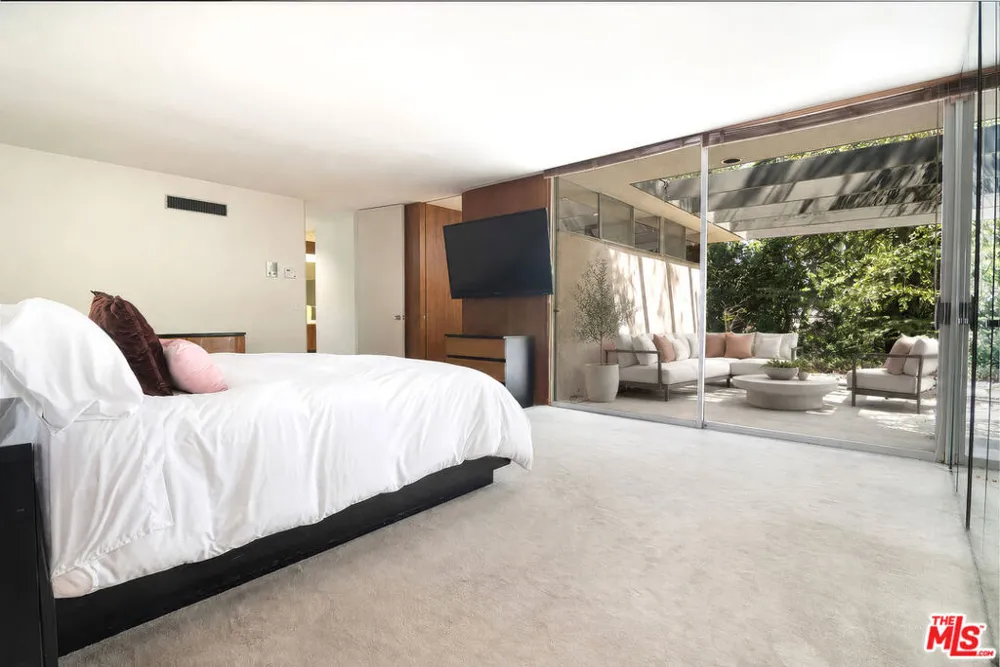5000 Queen Victoria Road Woodland Hills, CA 91364