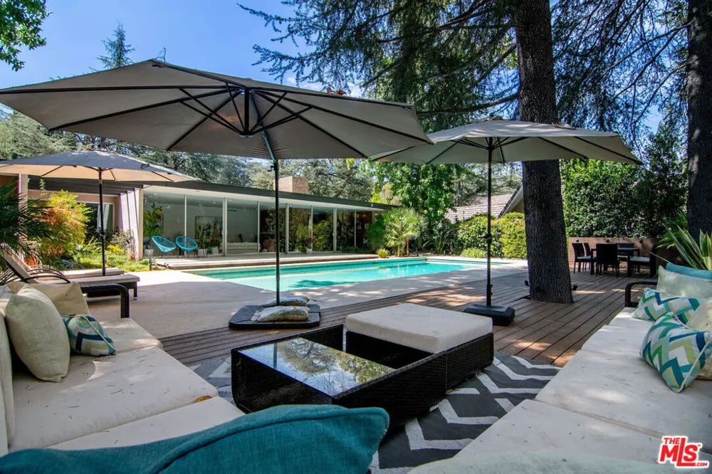 5000 Queen Victoria Road Woodland Hills, CA 91364