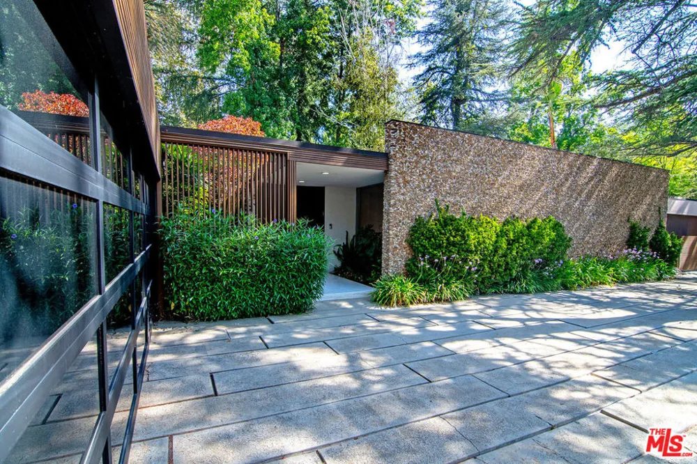 5000 Queen Victoria Road Woodland Hills, CA 91364