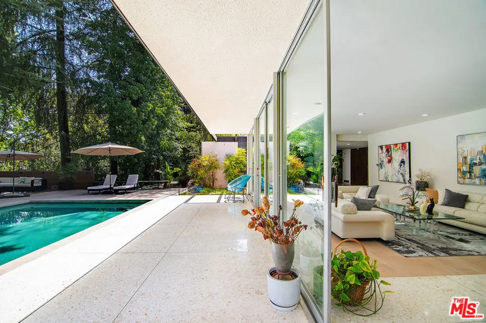 5000 Queen Victoria Road Woodland Hills, CA 91364