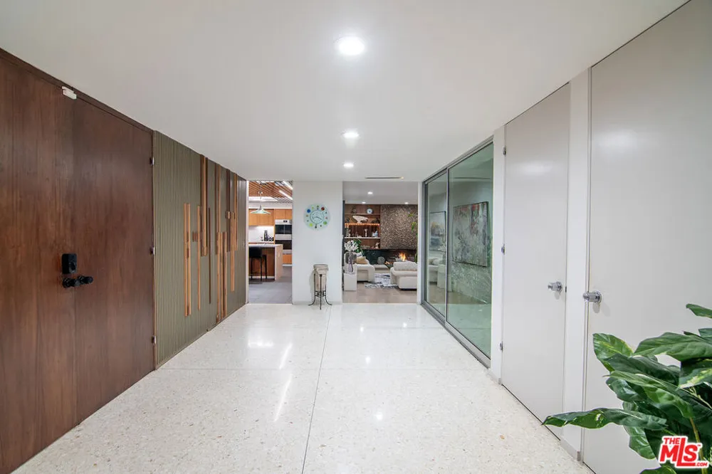 5000 Queen Victoria Road Woodland Hills, CA 91364