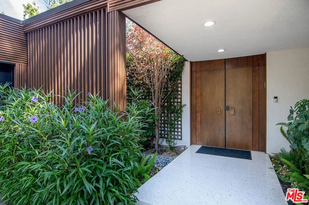 5000 Queen Victoria Road Woodland Hills, CA 91364