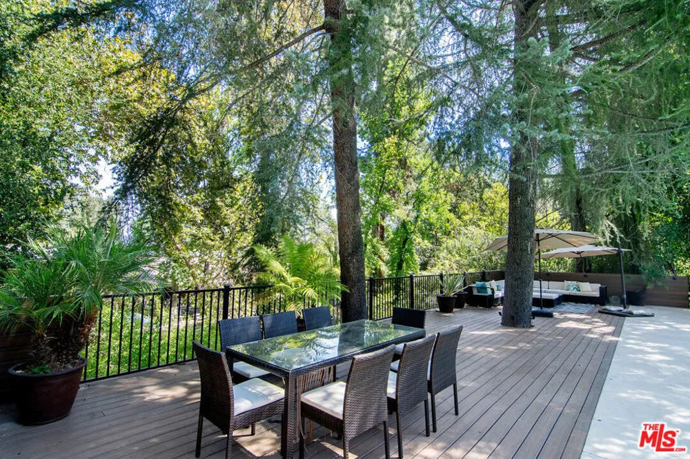 5000 Queen Victoria Road Woodland Hills, CA 91364