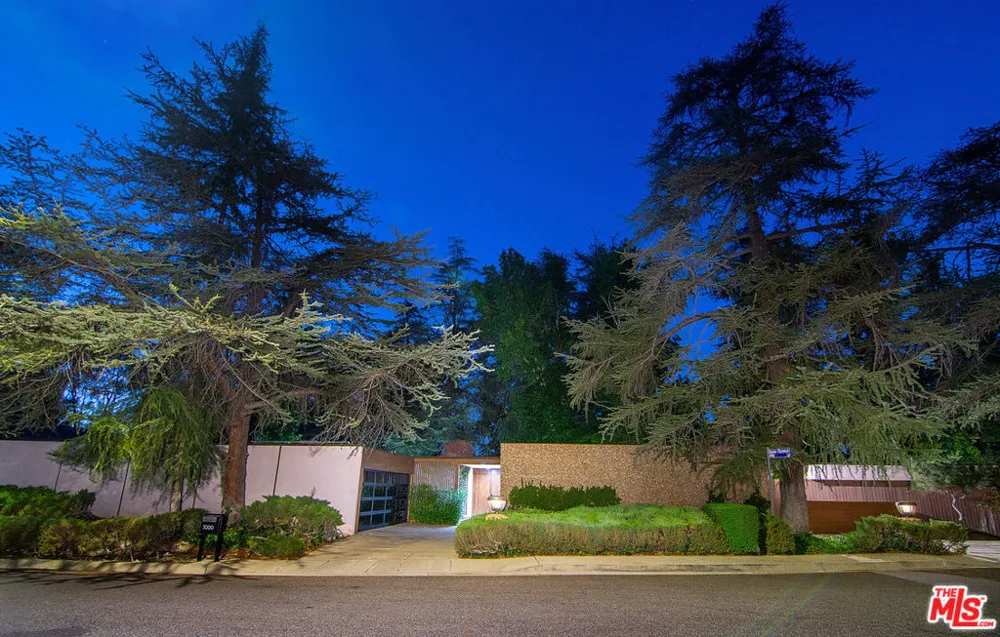 5000 Queen Victoria Road Woodland Hills, CA 91364