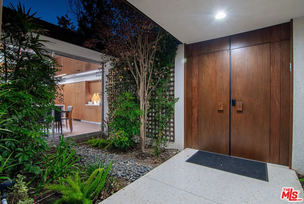 5000 Queen Victoria Road Woodland Hills, CA 91364