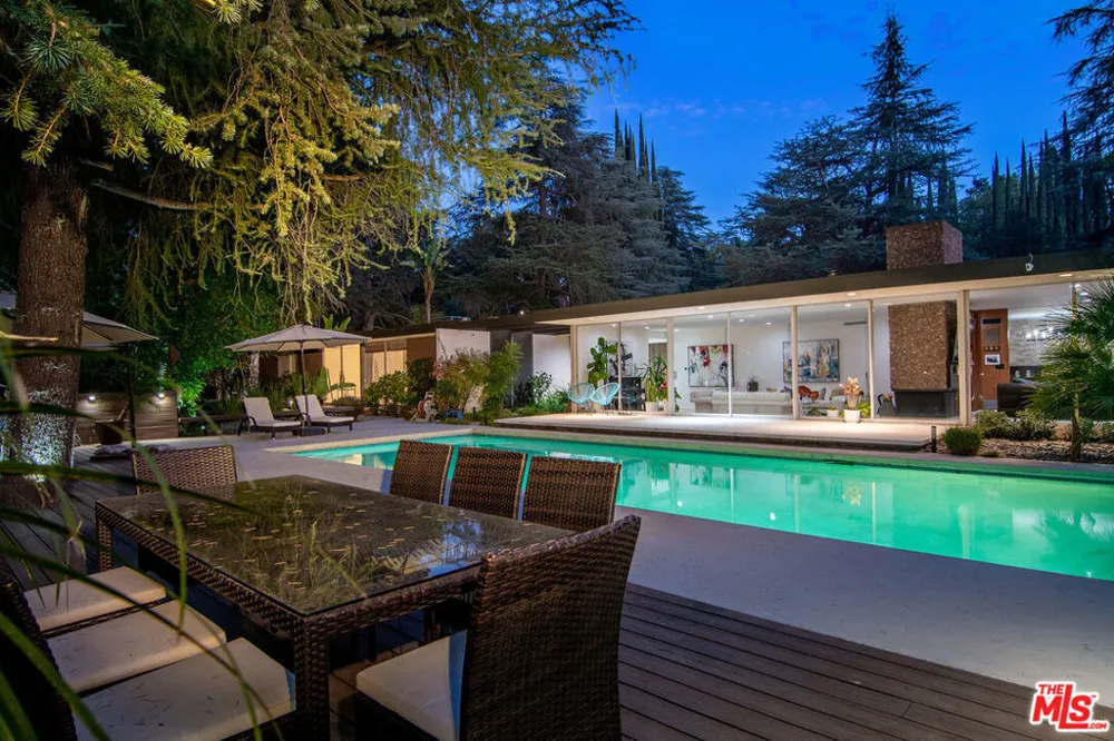 5000 Queen Victoria Road Woodland Hills, CA 91364