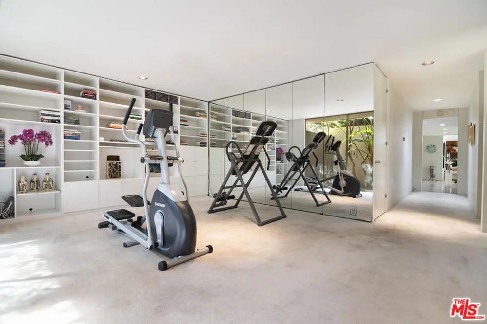 5000 Queen Victoria Road Woodland Hills, CA 91364