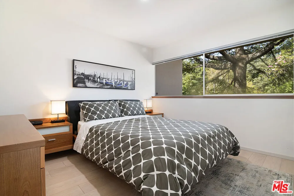 5000 Queen Victoria Road Woodland Hills, CA 91364
