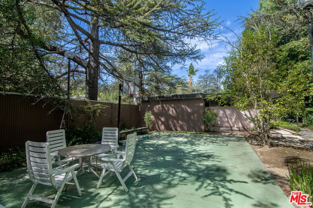 5000 Queen Victoria Road Woodland Hills, CA 91364