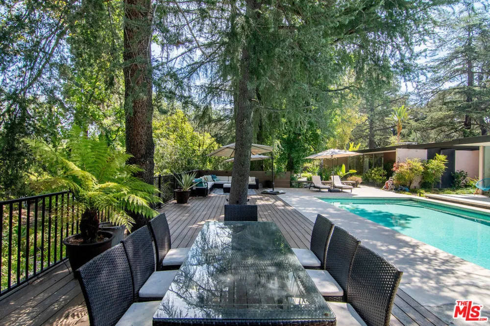5000 Queen Victoria Road Woodland Hills, CA 91364