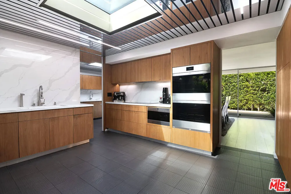 5000 Queen Victoria Road Woodland Hills, CA 91364