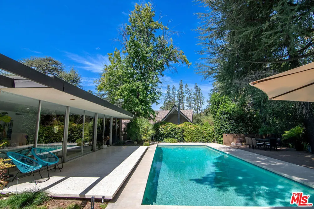 5000 Queen Victoria Road Woodland Hills, CA 91364