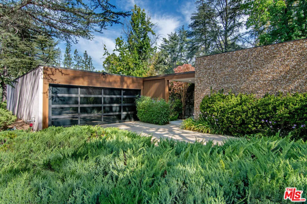 5000 Queen Victoria Road Woodland Hills, CA 91364