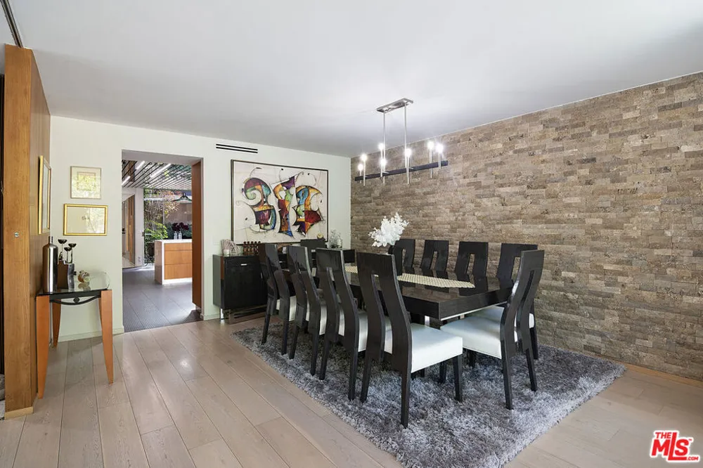 5000 Queen Victoria Road Woodland Hills, CA 91364