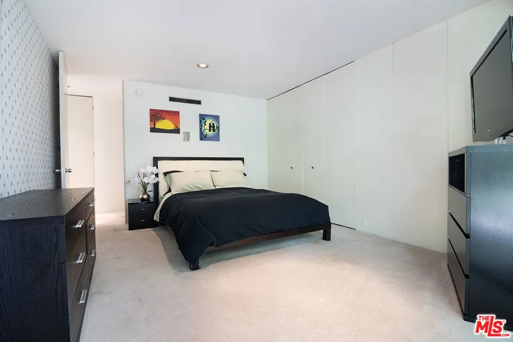 5000 Queen Victoria Road Woodland Hills, CA 91364