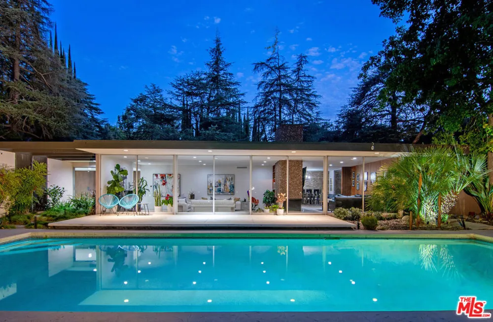 5000 Queen Victoria Road Woodland Hills, CA 91364