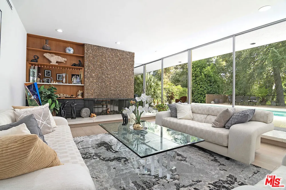 5000 Queen Victoria Road Woodland Hills, CA 91364