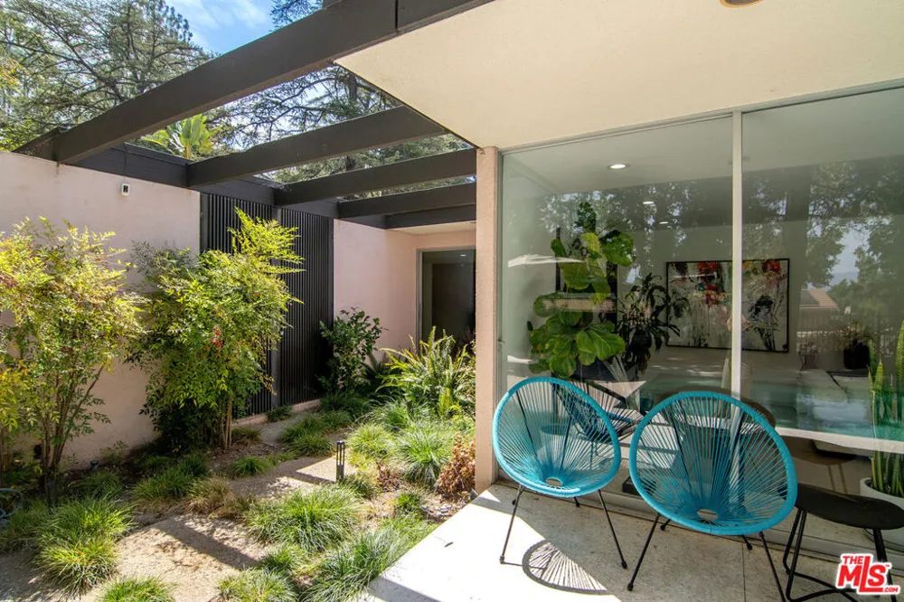 5000 Queen Victoria Road Woodland Hills, CA 91364