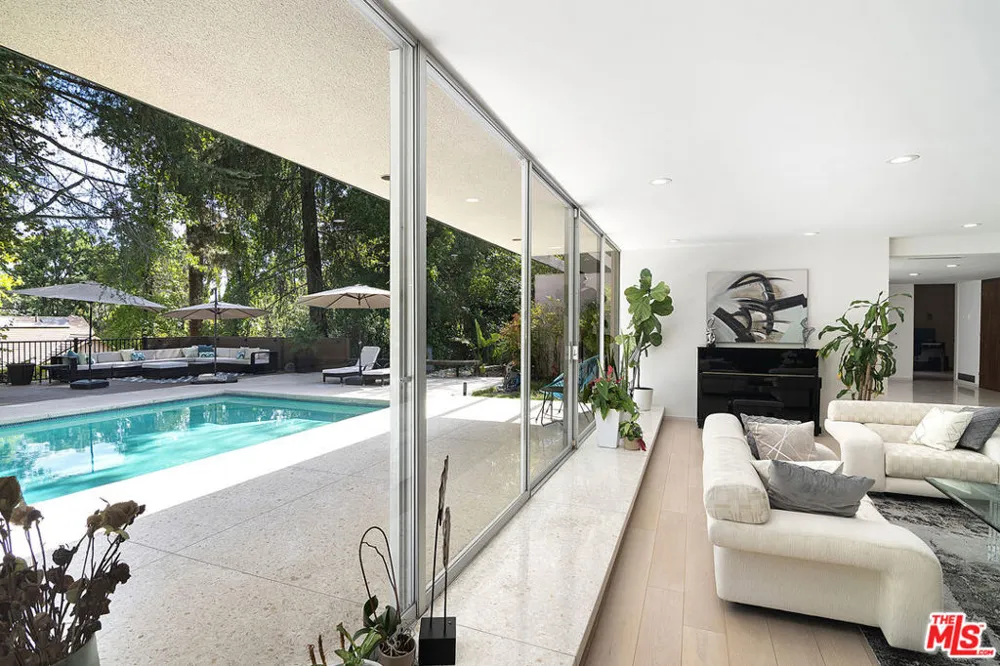5000 Queen Victoria Road Woodland Hills, CA 91364
