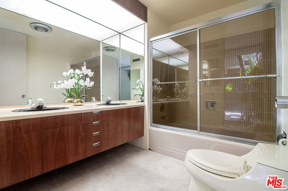5000 Queen Victoria Road Woodland Hills, CA 91364
