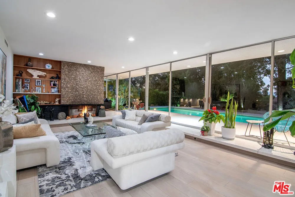 5000 Queen Victoria Road Woodland Hills, CA 91364