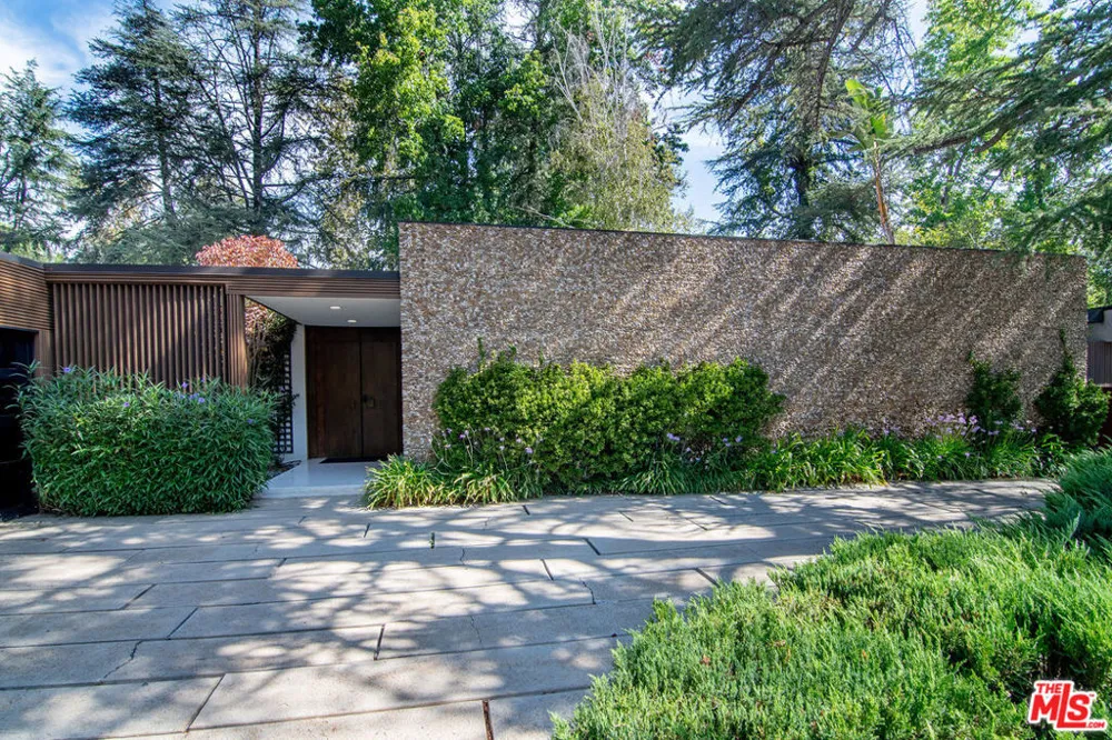 5000 Queen Victoria Road Woodland Hills, CA 91364