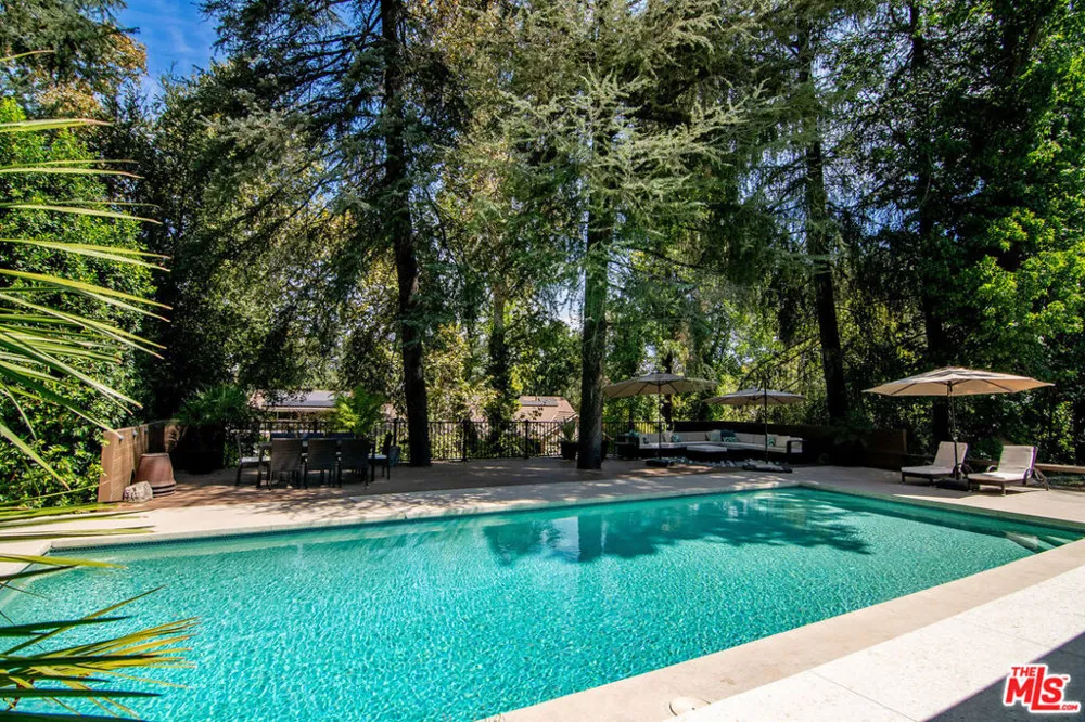 5000 Queen Victoria Road Woodland Hills, CA 91364