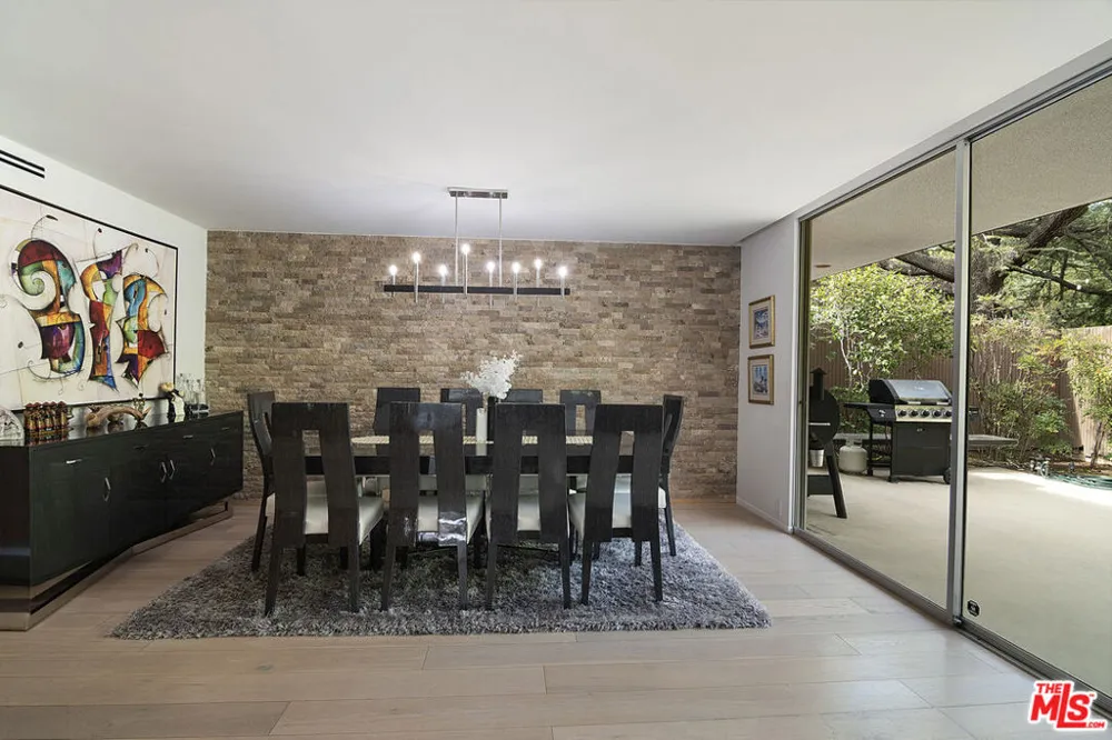 5000 Queen Victoria Road Woodland Hills, CA 91364