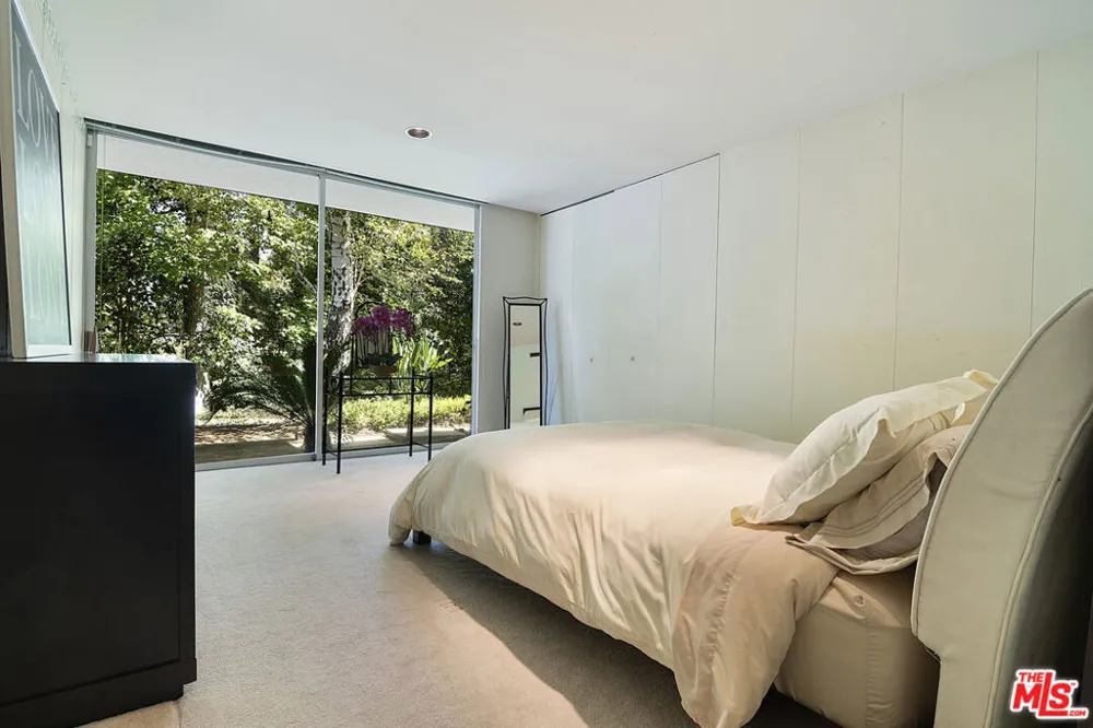 5000 Queen Victoria Road Woodland Hills, CA 91364