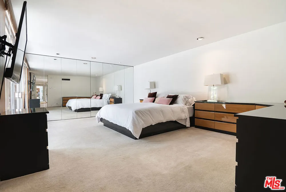 5000 Queen Victoria Road Woodland Hills, CA 91364