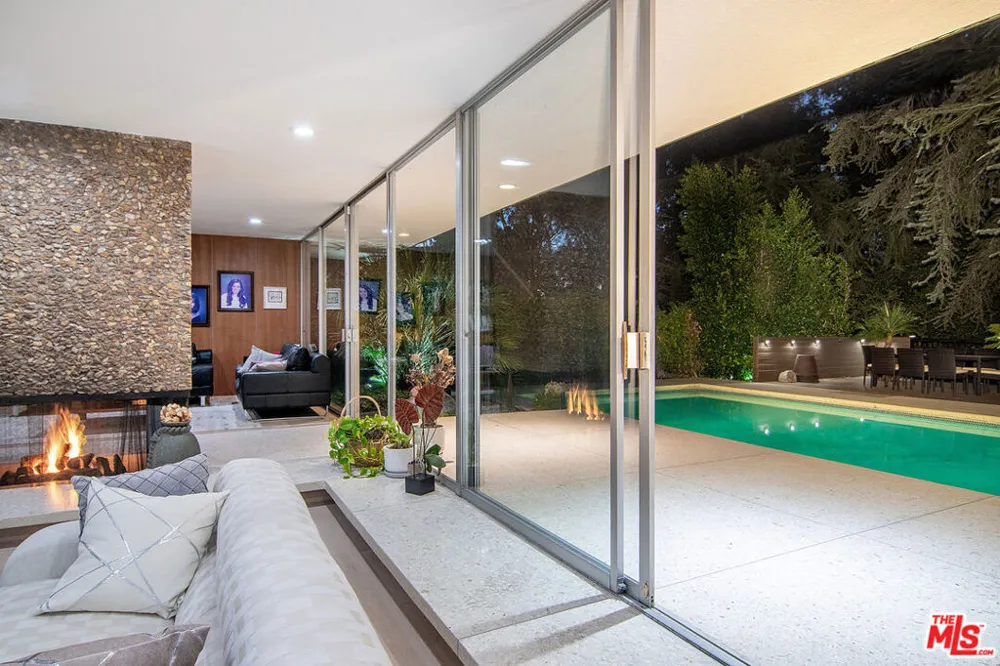 5000 Queen Victoria Road Woodland Hills, CA 91364