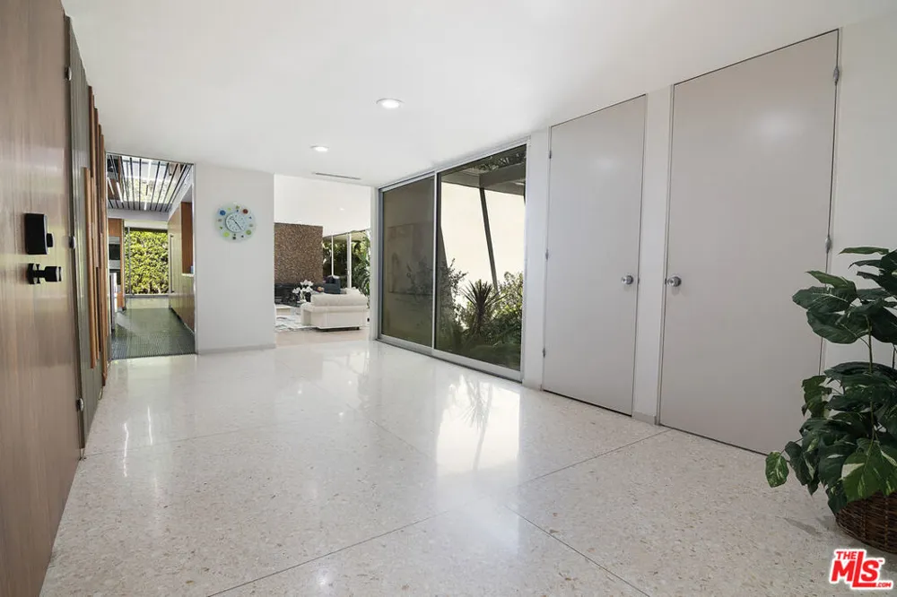 5000 Queen Victoria Road Woodland Hills, CA 91364