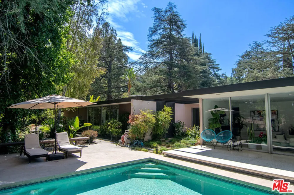 5000 Queen Victoria Road Woodland Hills, CA 91364