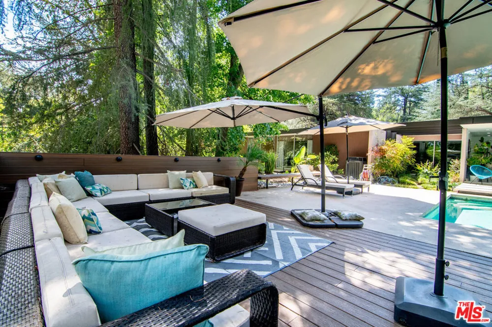 5000 Queen Victoria Road Woodland Hills, CA 91364